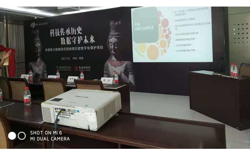 松下6500流明工程投影機
